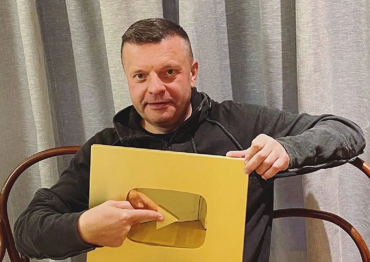 Сколько стоит один эпизод «Намедни»? Его снимают неделю, с Парфеновым работают 50 человек