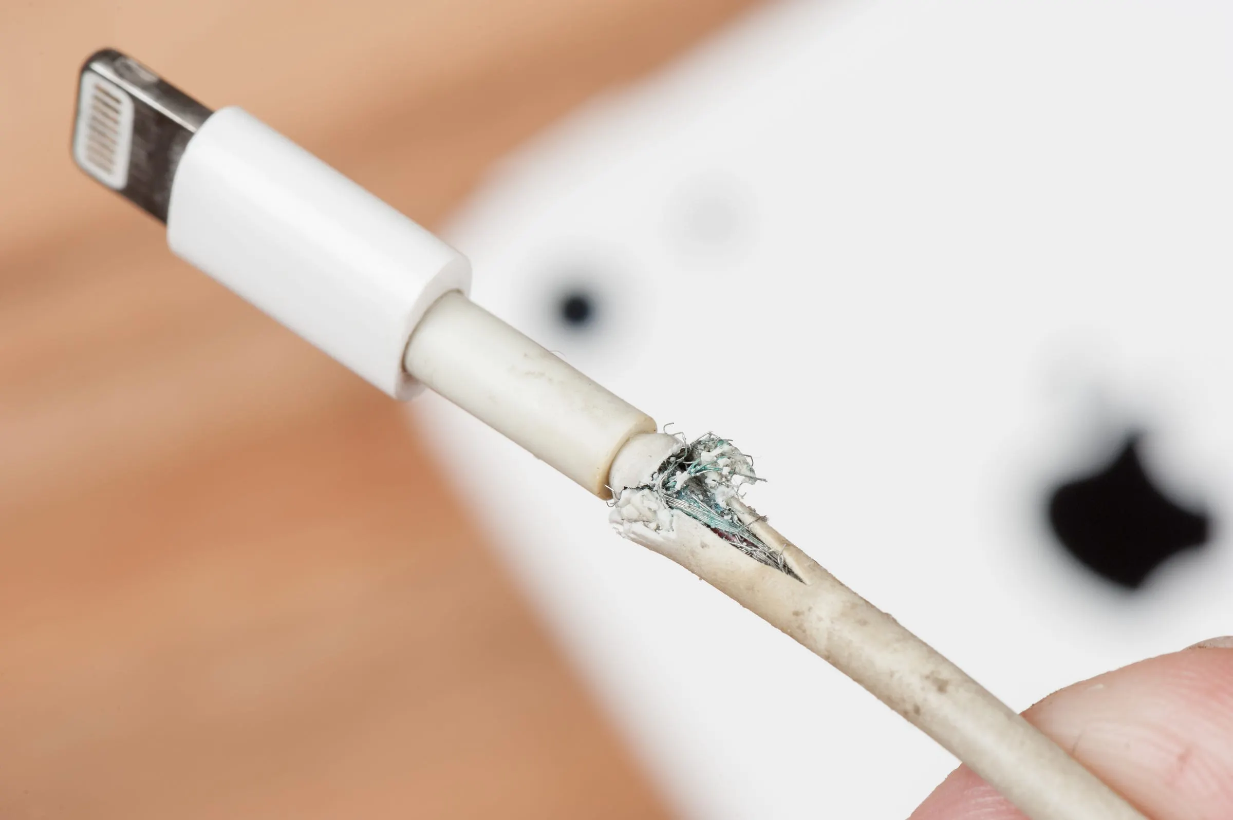 Эта вещь спасет кабель для iPhone. Стоит копейки, пригодится всем