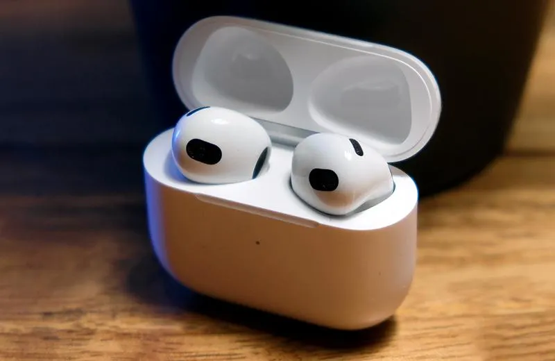 AirPods 3 рекордно подешевели. Самое время брать эти наушники