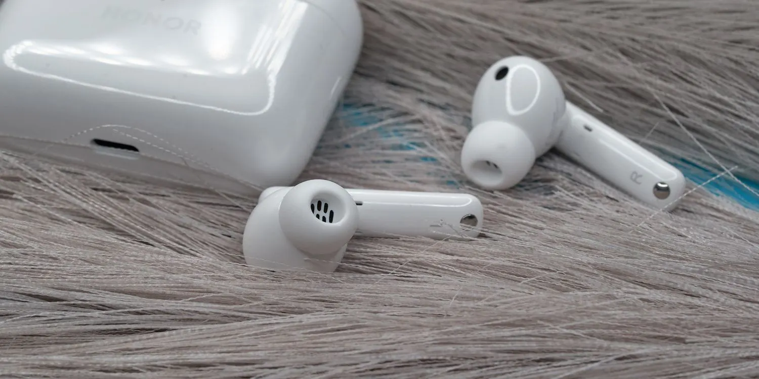 Лучший клон AirPods Pro рухнул в цене на зимней распродаже. Стоит ли брать Honor Earbuds Lite 2?