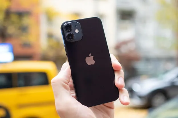 iPhone 12 mini раздают за копейки. Последний шанс купить компакт по лучшей цене