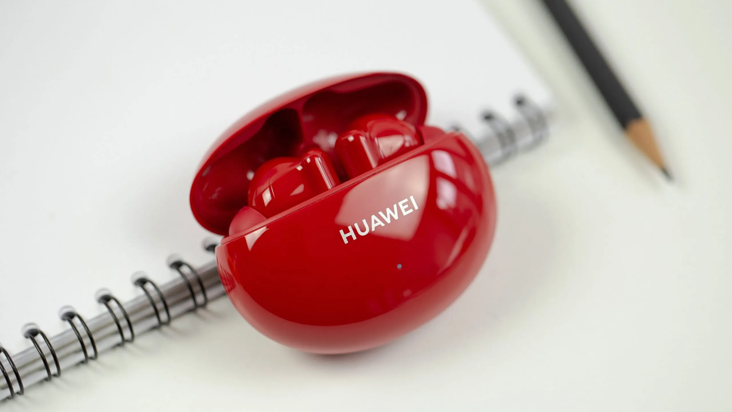 Лучший клон AirPods Pro рекордно обесценился. Стоит ли брать Huawei FreeBuds 4i?