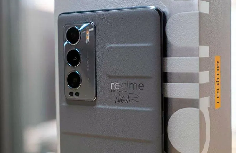 Неизвестный Realme подешевел на Али. Девайс с уникальным дизайном уничтожает конкурентов