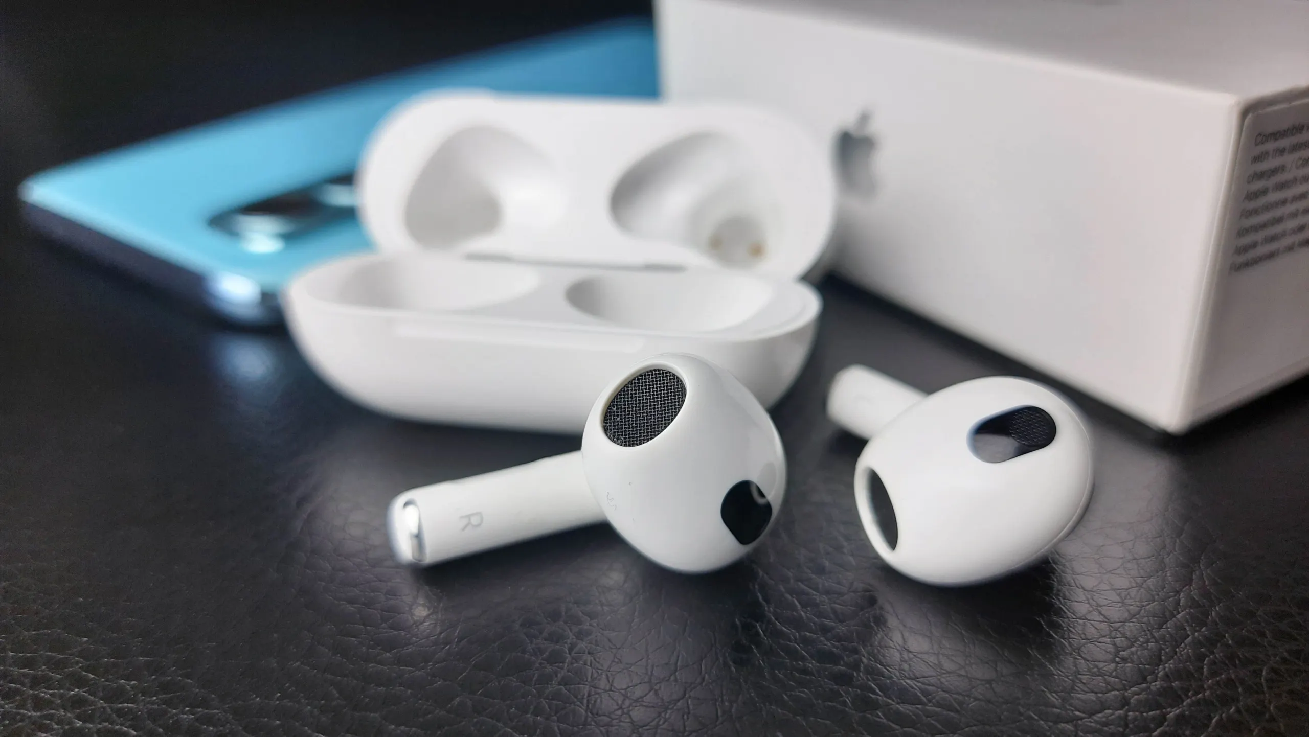 Как проверить AirPods перед покупкой. Все отличия оригинала от фейка