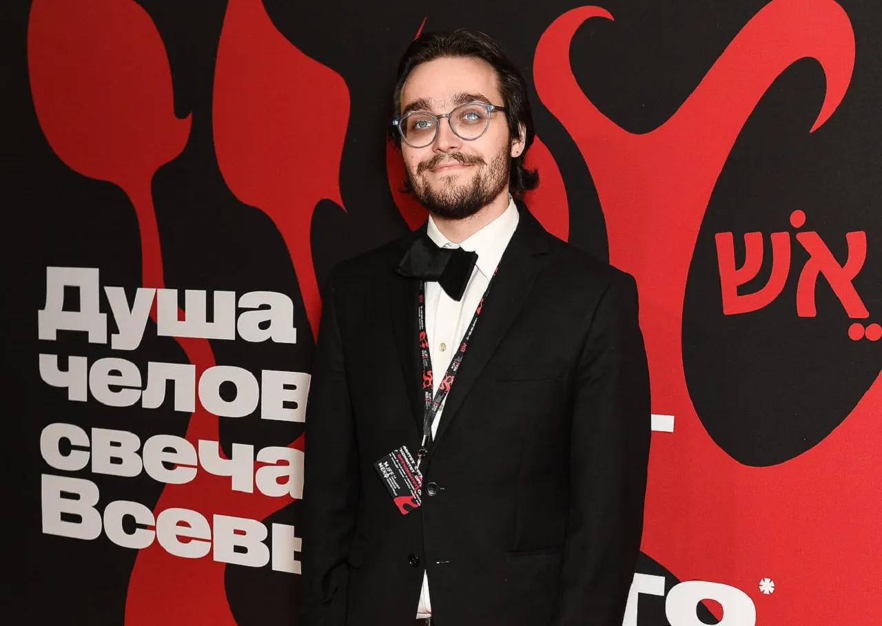 Кинокритик-абьюзер Егор Беликов возобновил карьеру. Он переждал скандал в Европе и застрял в Киеве