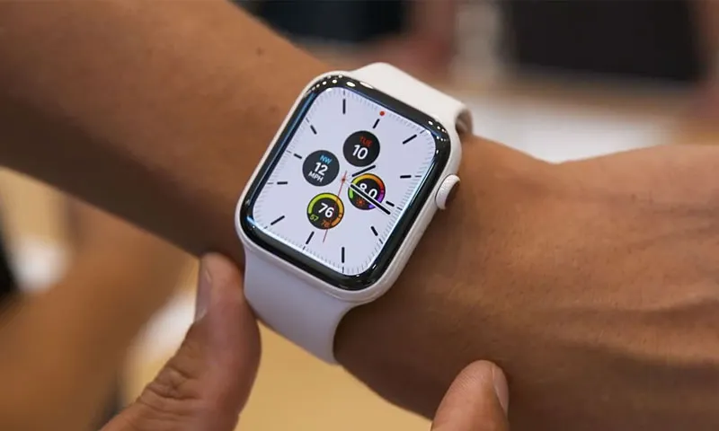 Пора бежать за Apple Watch SE. Самые выгодные часы бренда стали еще доступнее