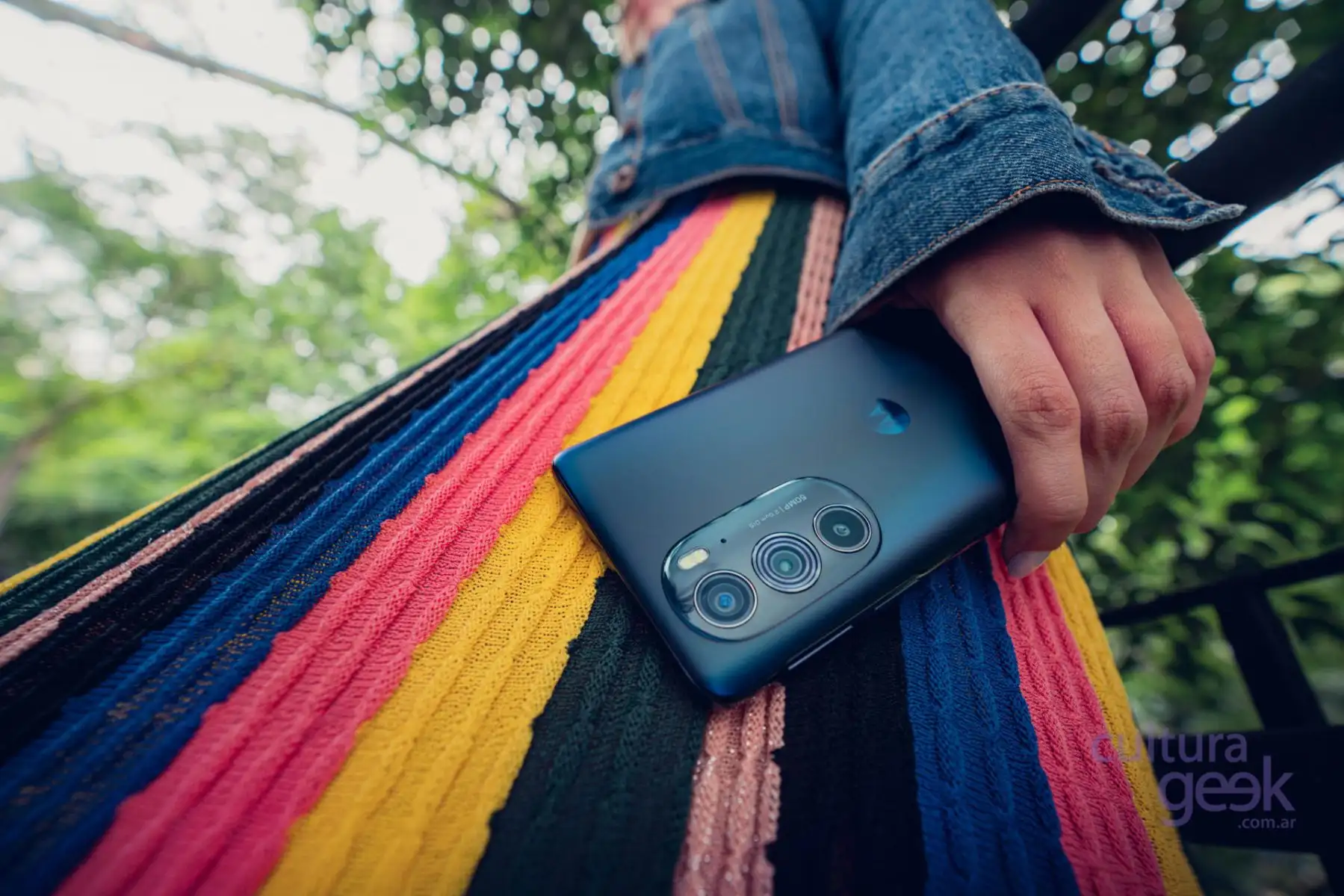 Motorola Edge 30 Pro – новый флагман от Moto. У него крутой дисплей и топовый процессор
