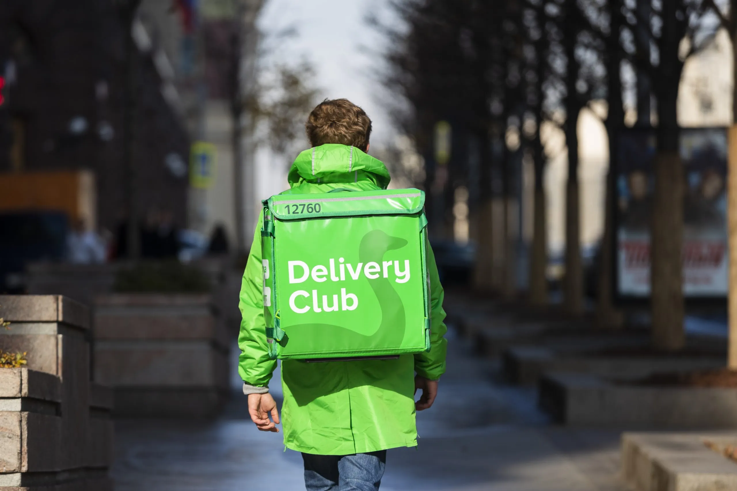 Курьер Delivery Club не вышел на смену из-за похорон матери и был уволен. Компания права?
