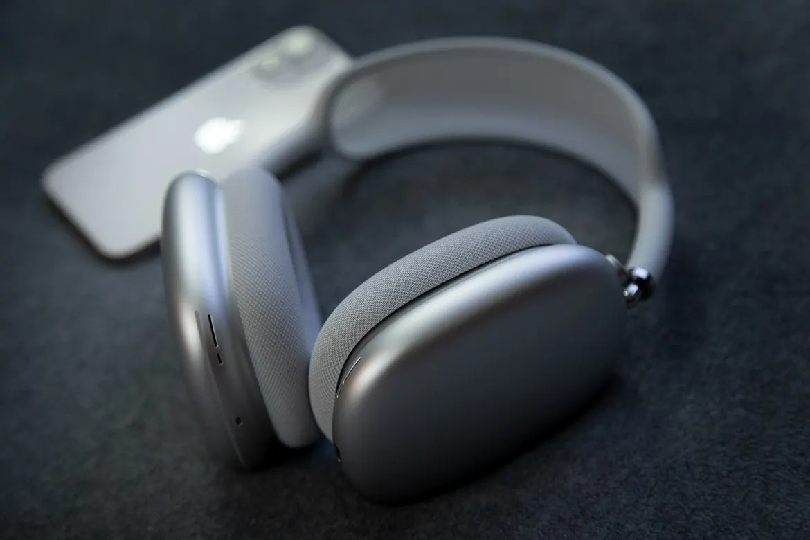 Gucci выпустила чехол для AirPods Max. Он стоит дороже самих наушников