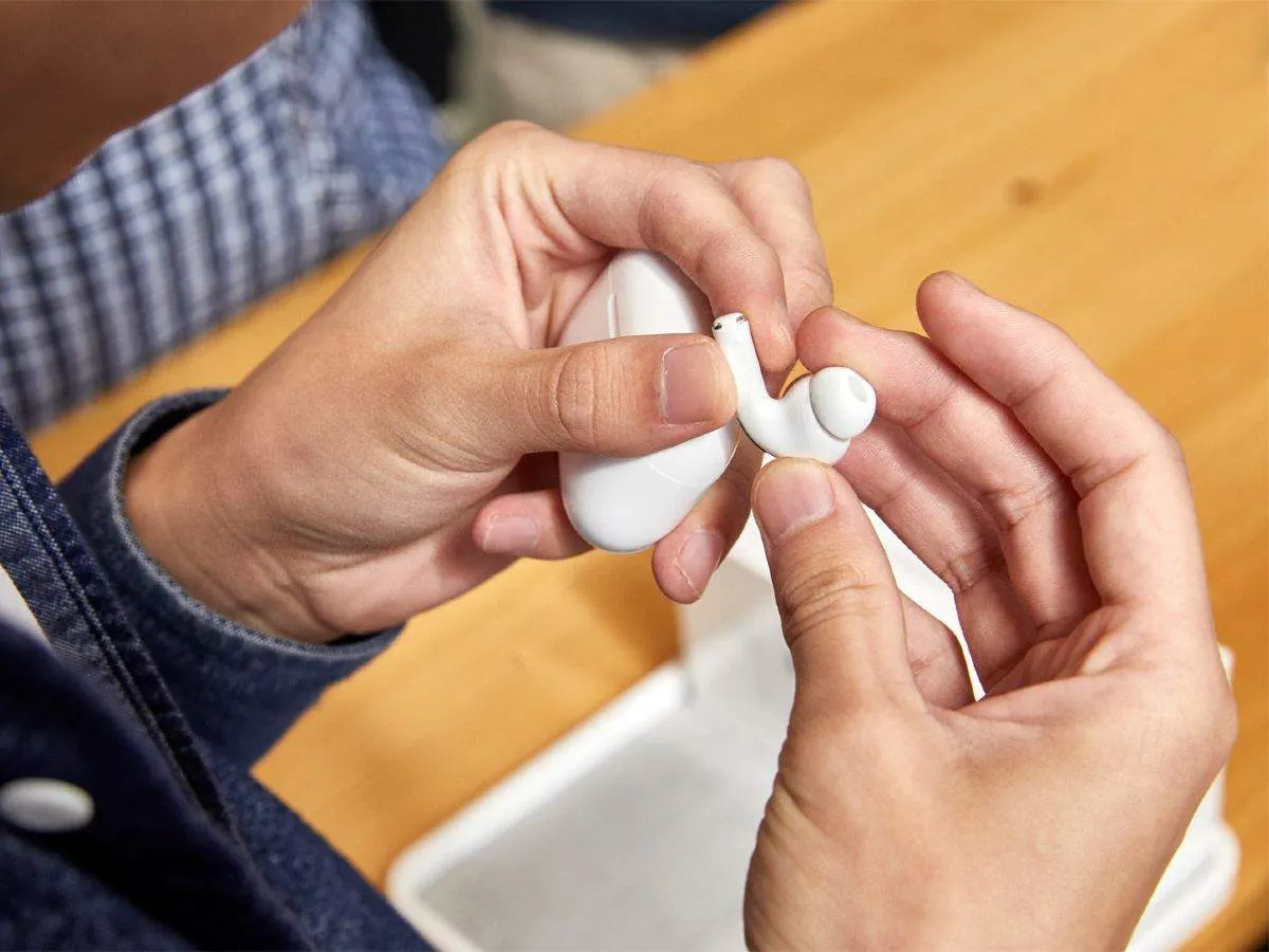 Как подготовить AirPods к продаже. Выгодно избавляемся от старых наушников