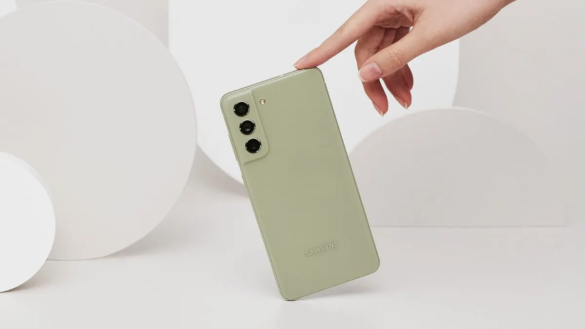 Samsung Galaxy S21 FE рухнул в цене на Tmall. Самое время брать этот флагман