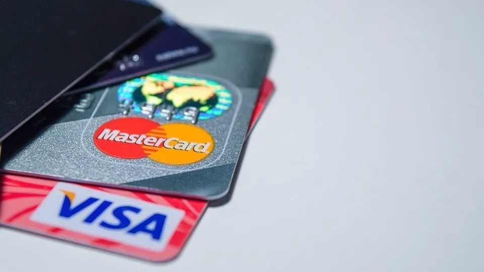 Visa и Mastercard ушли из России. Когда карты перестанут работать?
