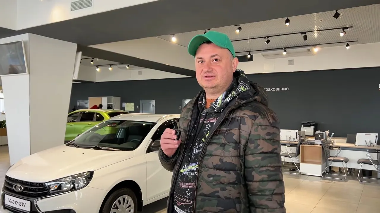 Как живут автосалоны в марте 2022 года? Блогер посетил шоурумы Lada,  Mercedes и других брендов