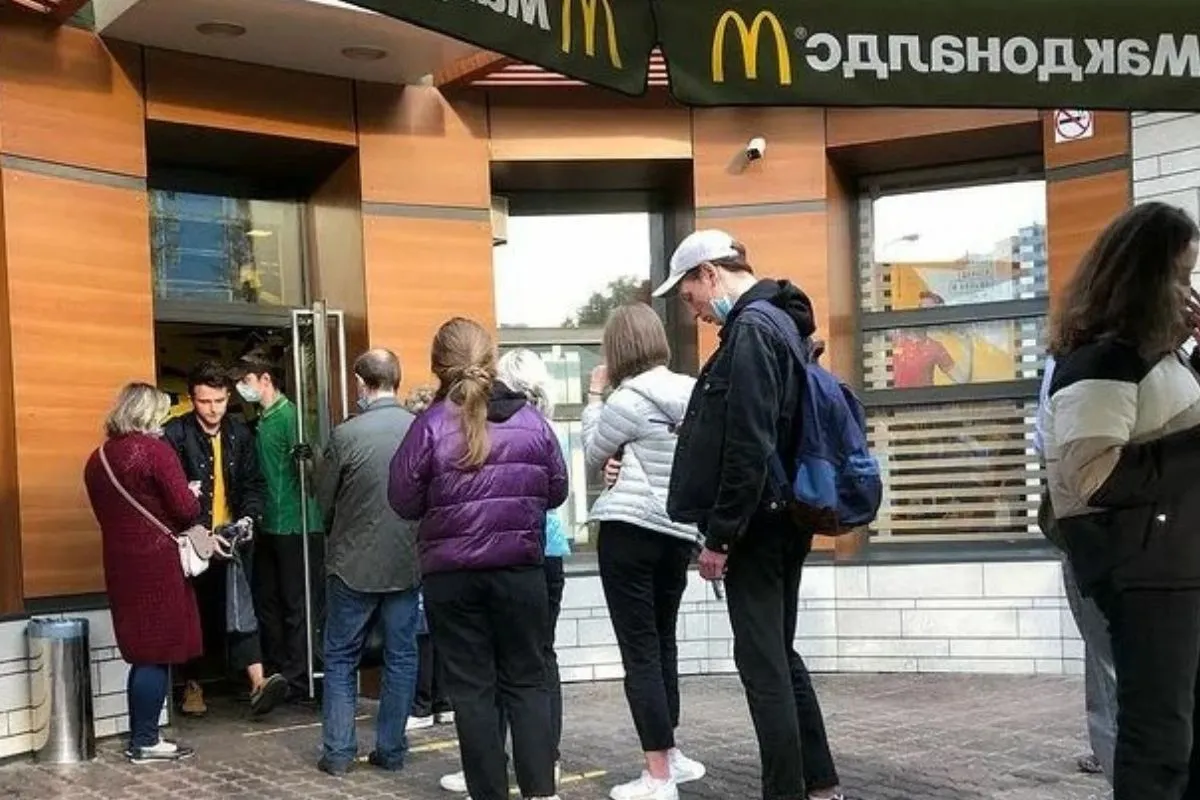 В Москве еще работают «Макдоналдсы». Как в них попасть и стоит ли?