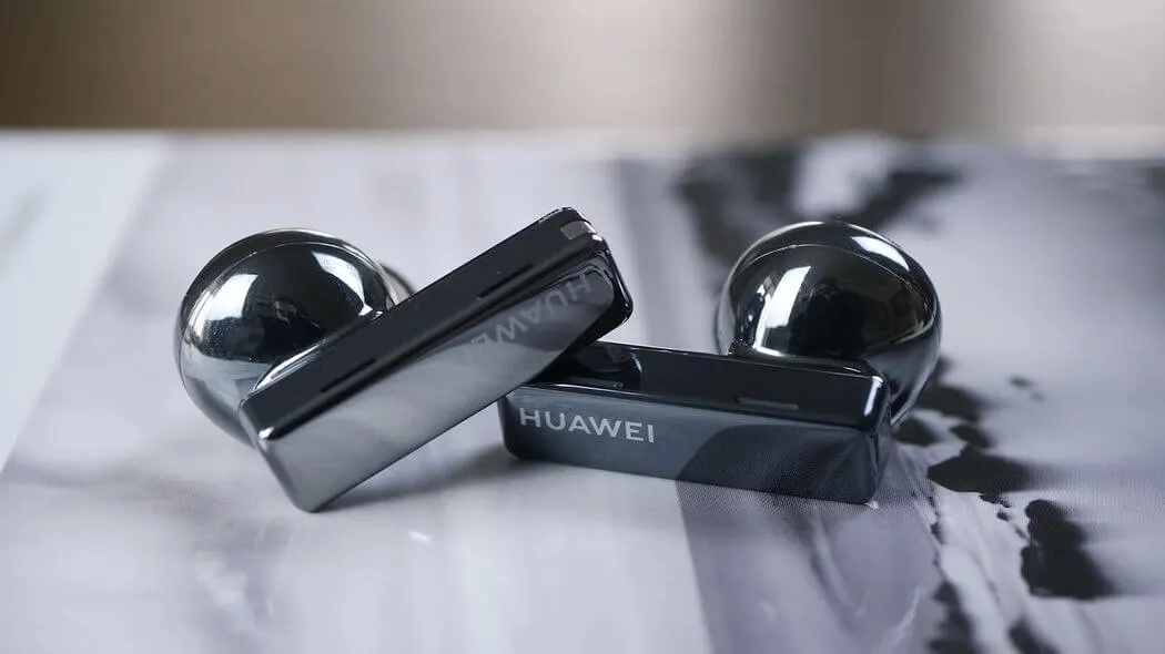 Топовую гарнитуру Huawei отдают со скидкой на Маркете. Годный вариант с АШП и внушительной автономностью