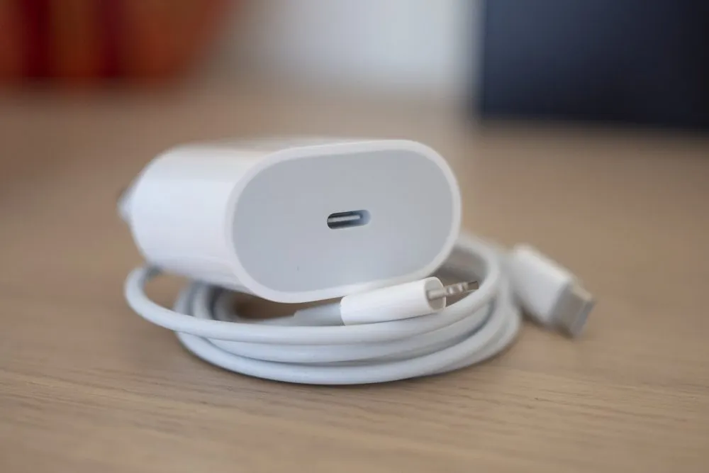 Сколько Apple сэкономила на зарядках для iPhone? Это астрономическая сумма