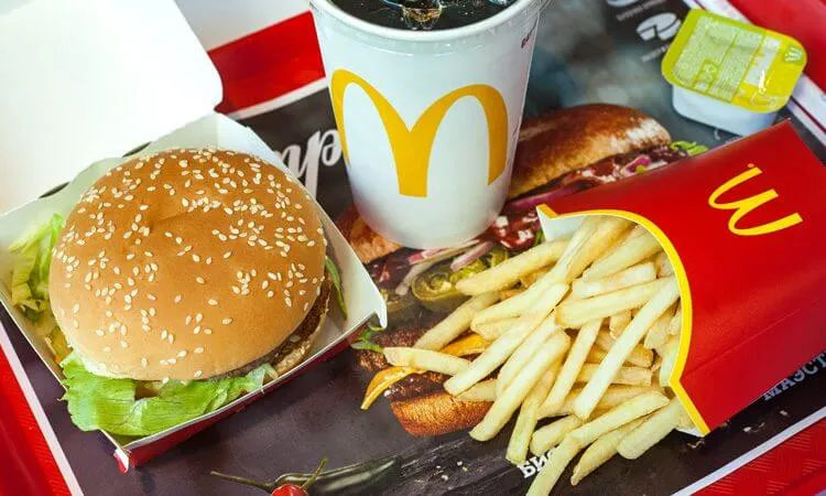 В России работают некоторые «Макдоналдсы». Но за бургеры придется сильно переплатить