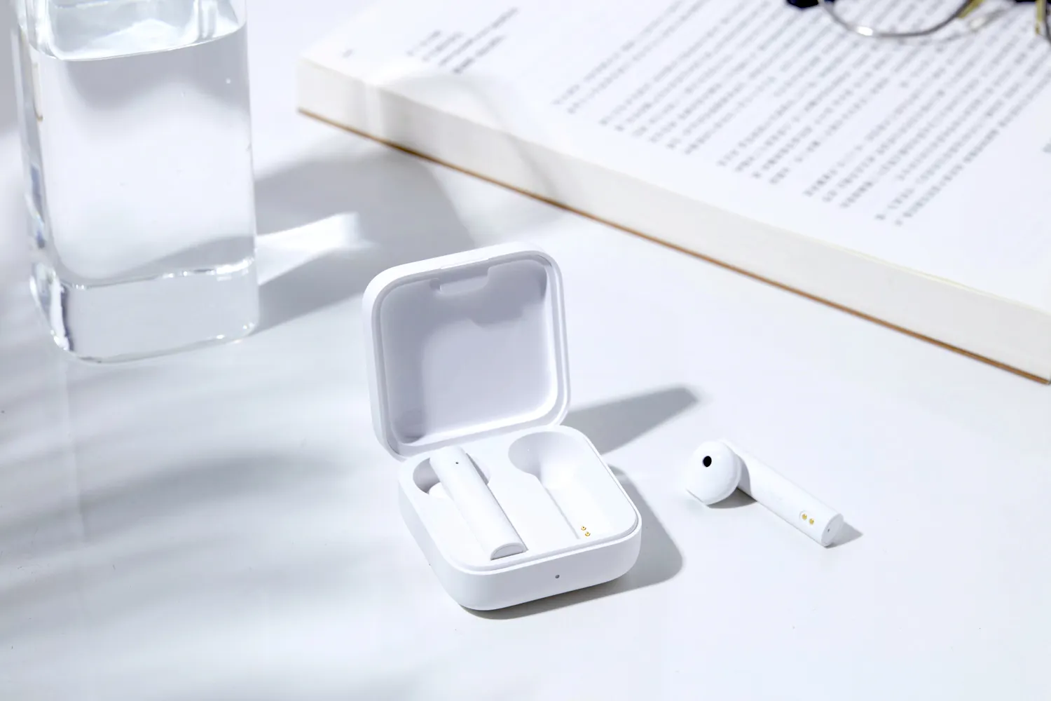 Хватаем самый доступный клон AirPods от Xiaomi. Это наушники с неплохой автономностью и крутыми фичами