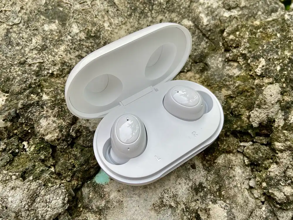 Oppo Enco Buds W12 сильно подешевели. Это бюджетные наушники с полным набором флагманских фич