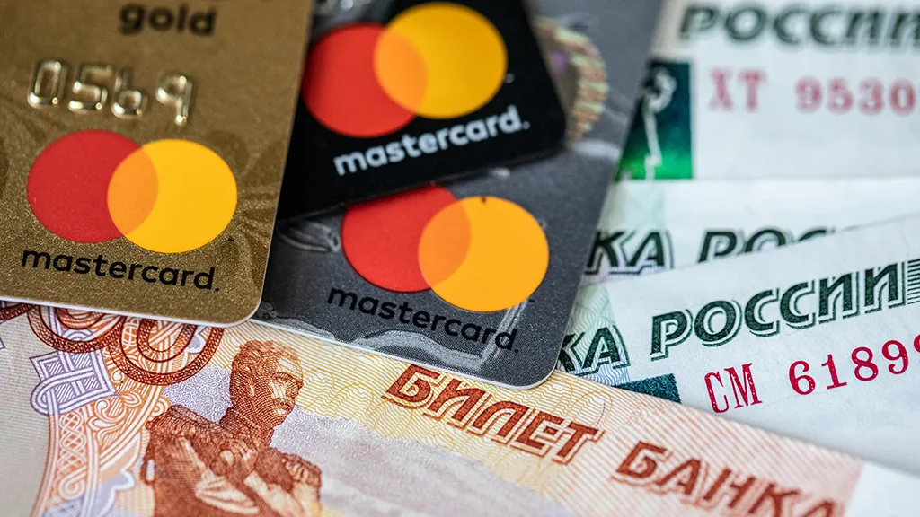 Что будет с картами Visa и Mastercard после истечения срока? Их перевыпустят