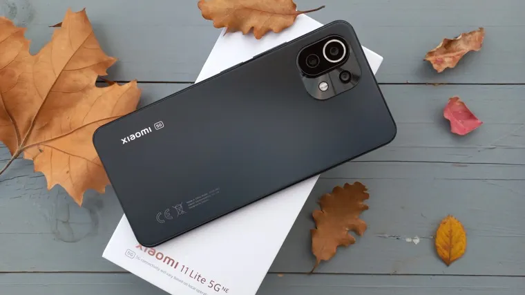Xiaomi 11 Lite NE снова подешевел на Tmall. Это девайс с шикарным экраном и мощным процессором