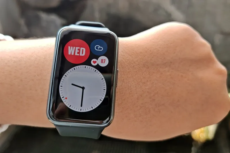 Huawei Watch Fit отдают по разумной цене на Маркете. Это самые оптимальные смарт-часы бренда