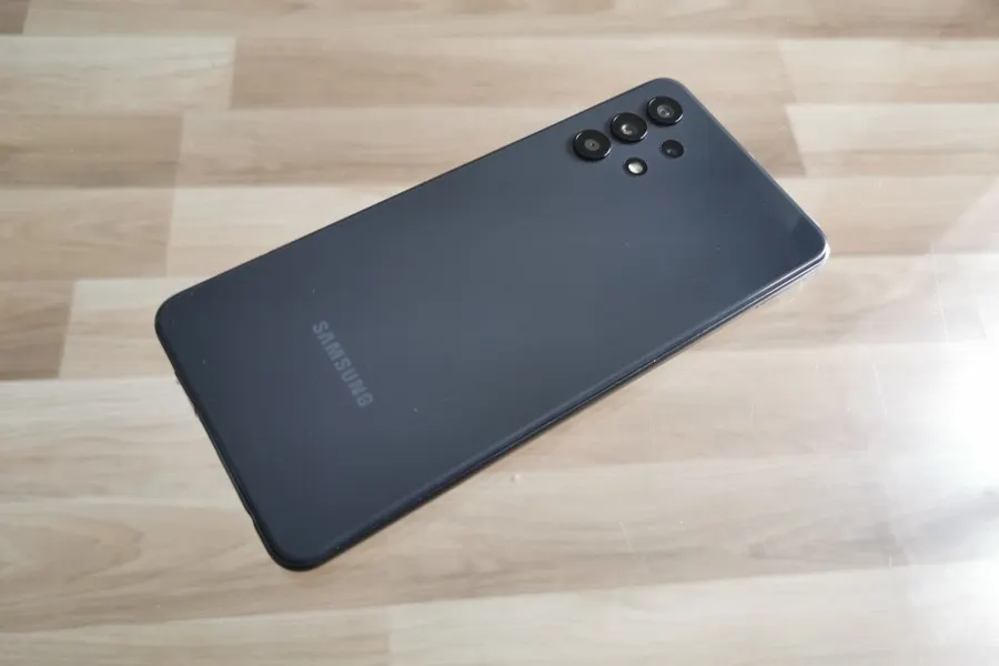 Недооцененный Samsung Galaxy отдают по топовой цене. У него отличная селфи-камера и жирная батарея