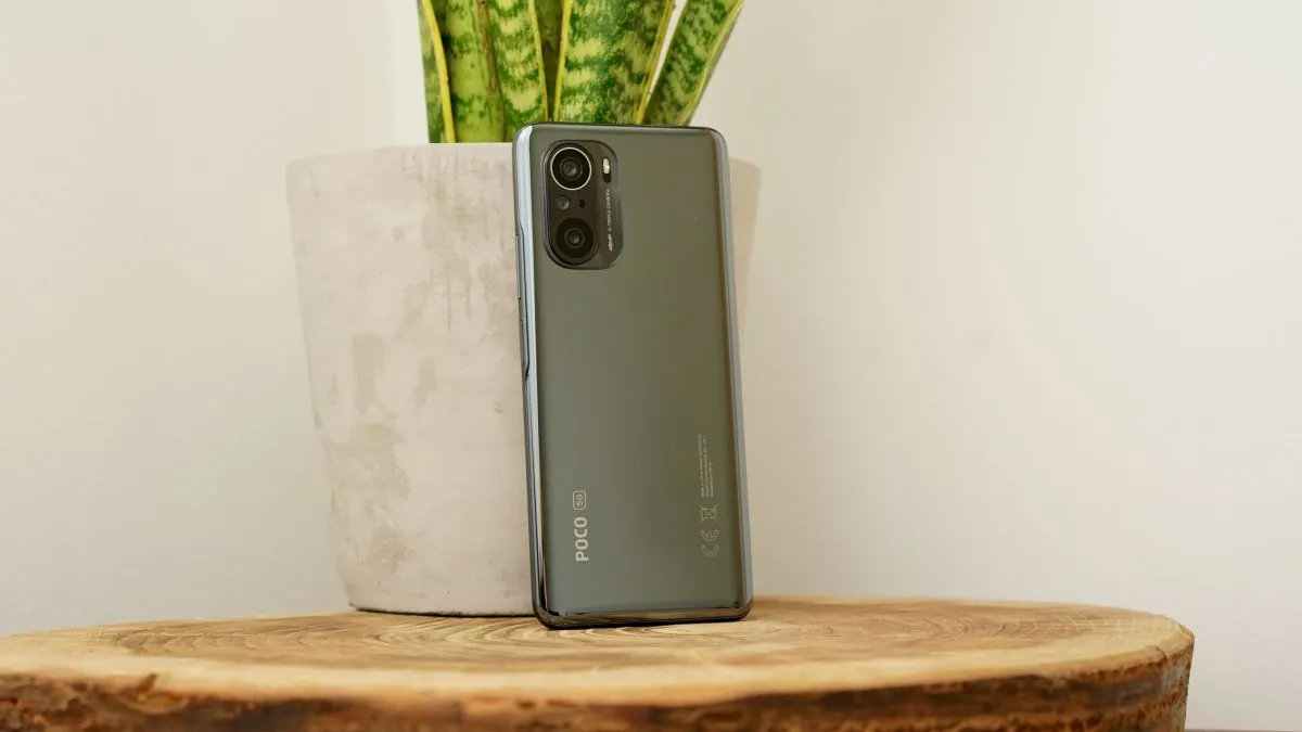 Этот Xiaomi Poco можно смело брать и в 2022 году. У него топовый процессор и крутой 120-герцовый экран