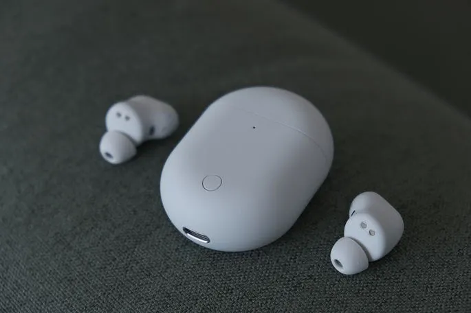 TWS-наушники Xiaomi с кучей фич отдают за копейки. У них практически нет недостатков