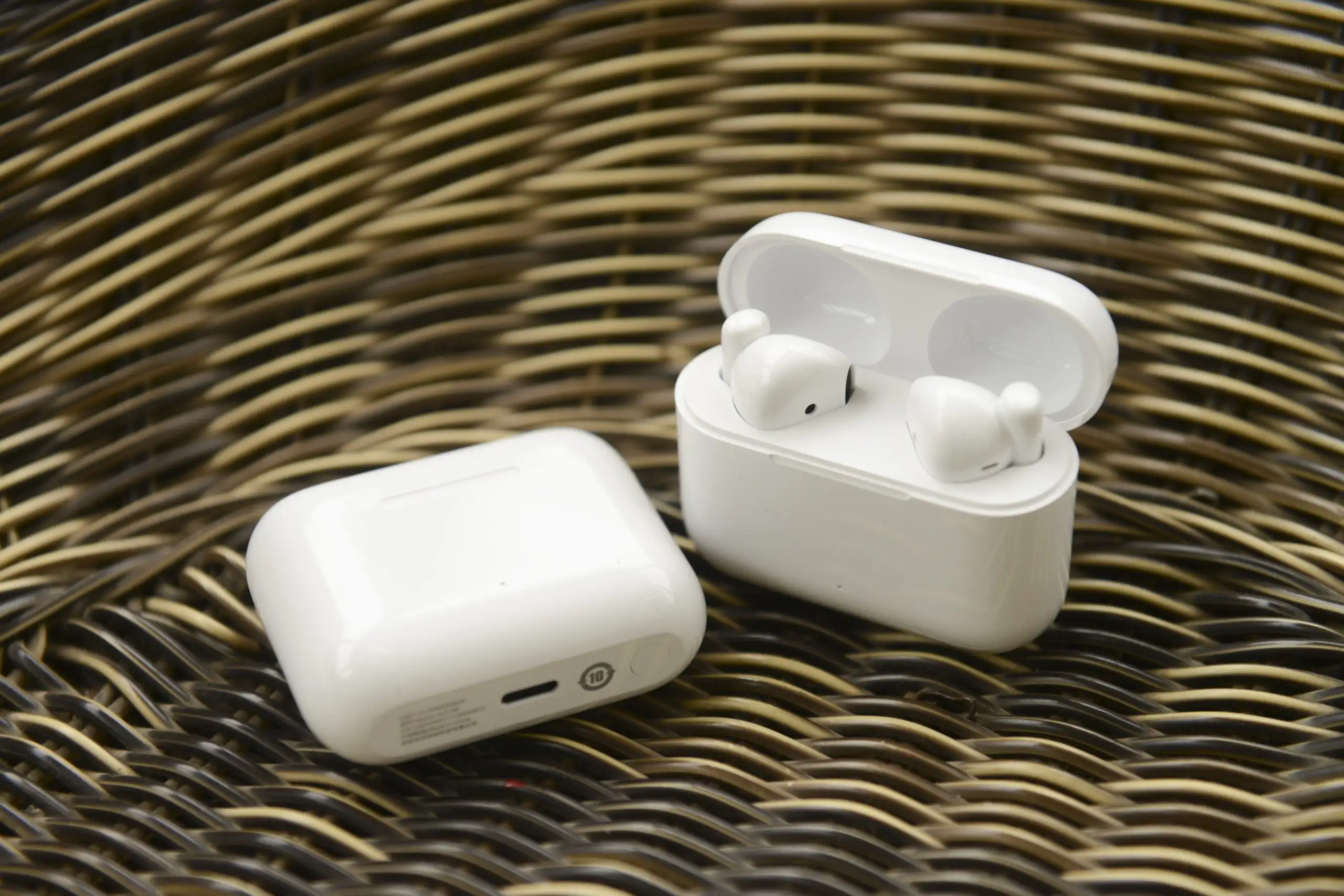 Бюджетный клон AirPods от Honor обесценился на Маркете. Это TWS-наушники с шикарной автономностью