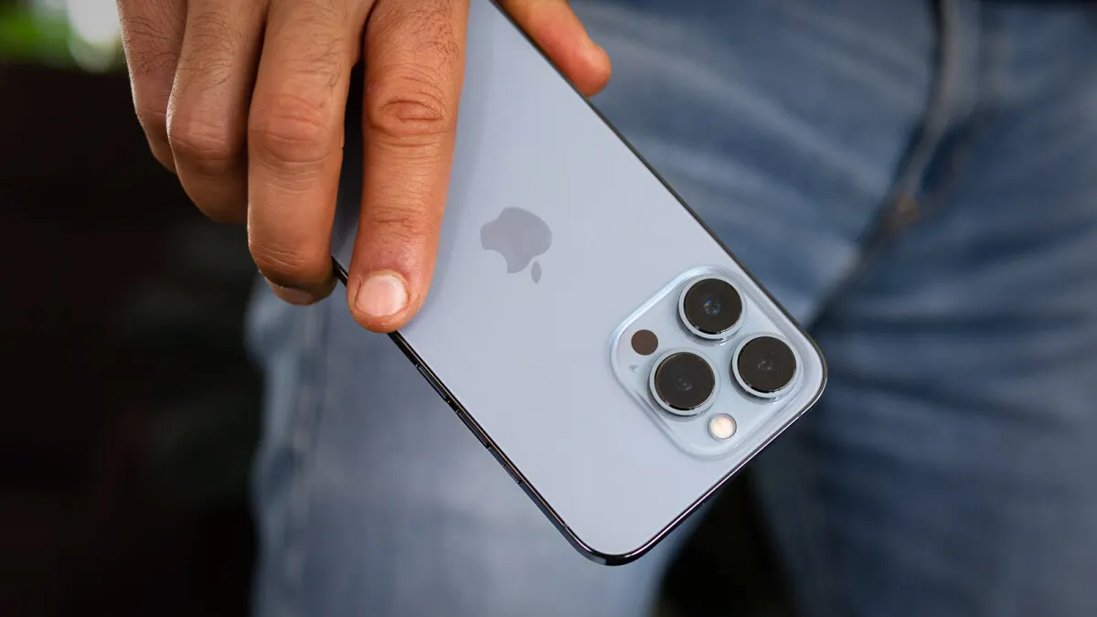 Официальный iPhone 13 Pro стоит безумных денег. А как купить на 25 тысяч дешевле?