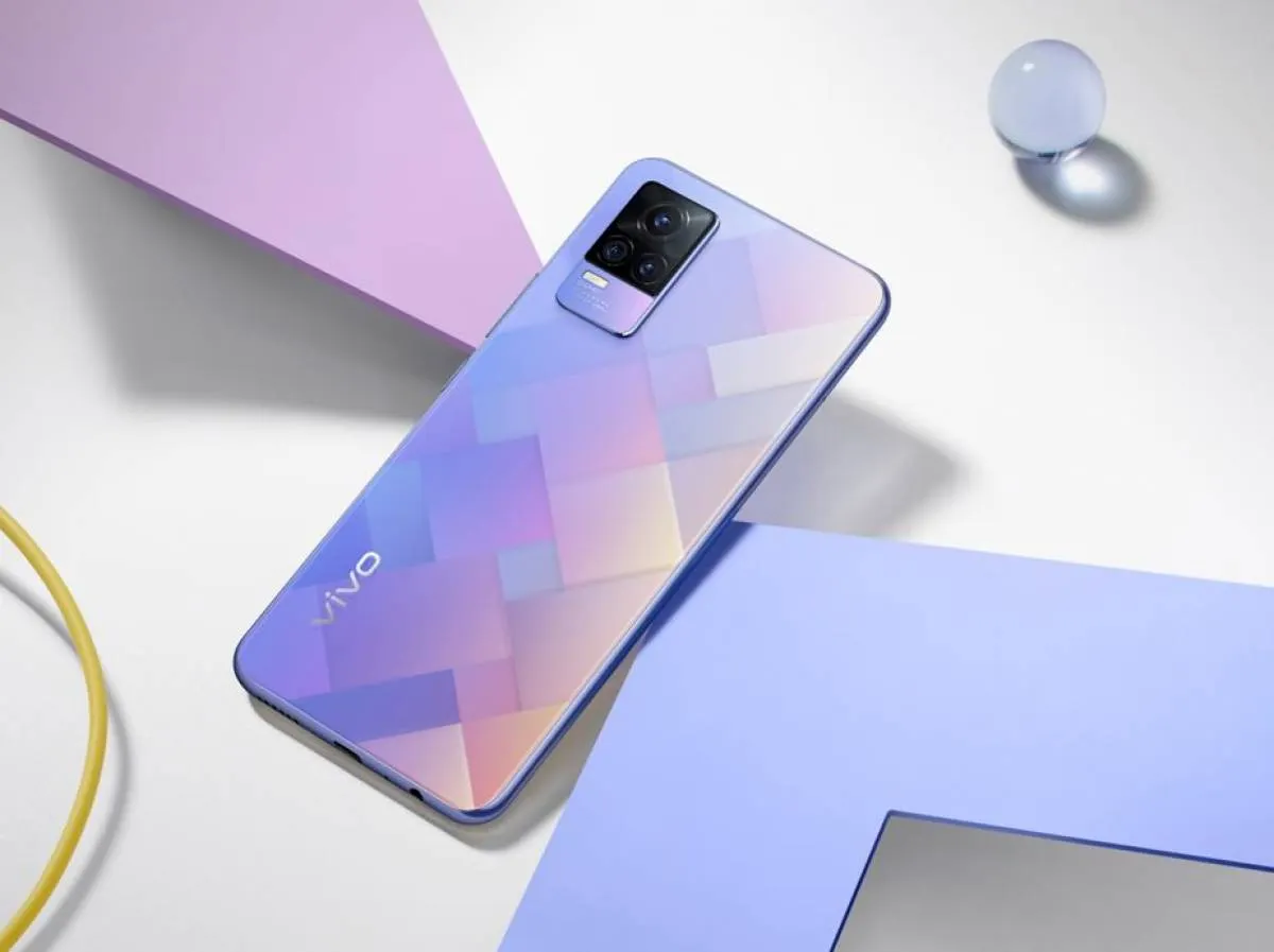 Vivo V21e сливают по разумной цене на Маркете. У него одна из лучших селфи-камер на рынке