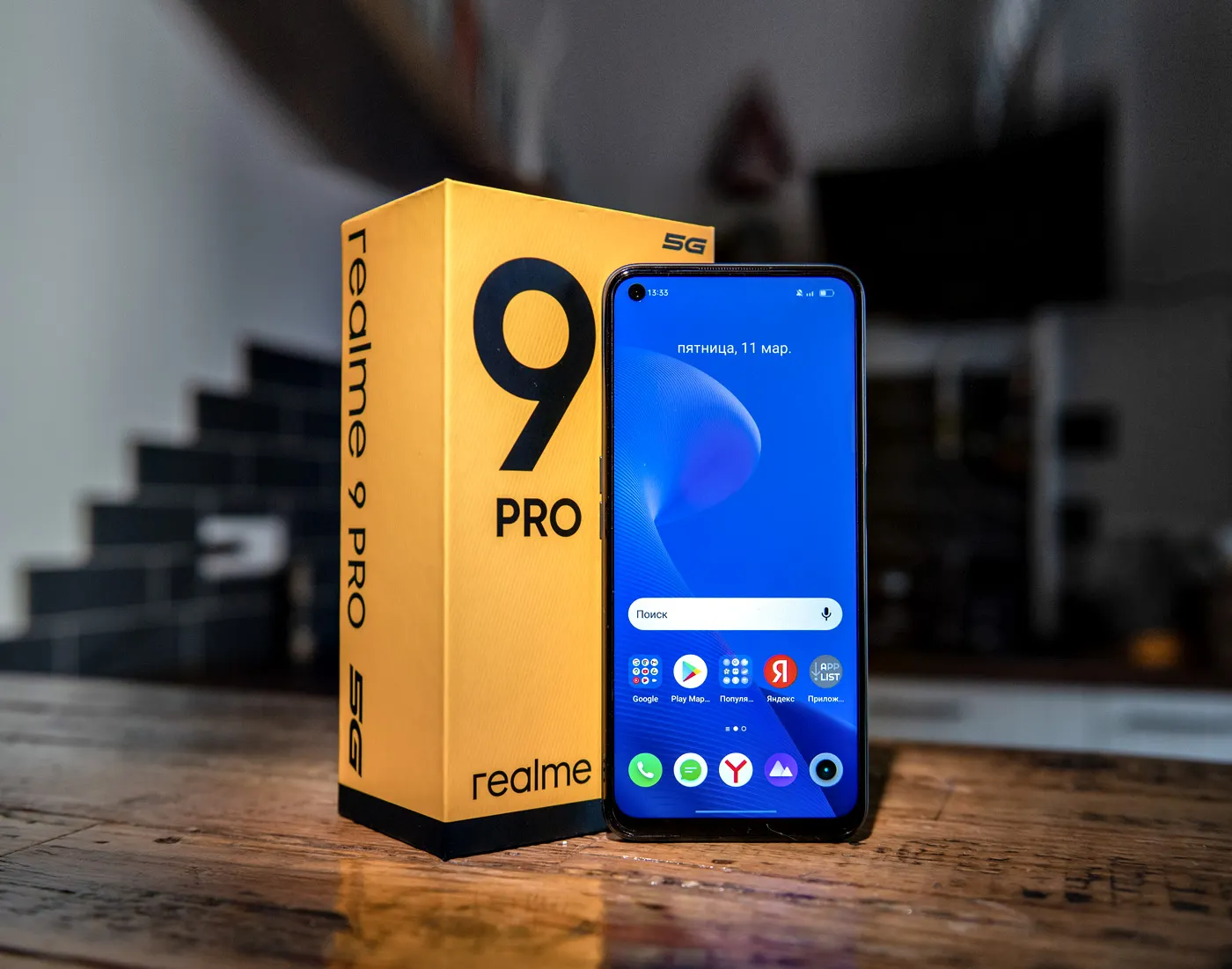 Хитовый среднебюджетник Realme подешевел на Маркете. У девайса 120-герцовый экран и огромная батарея