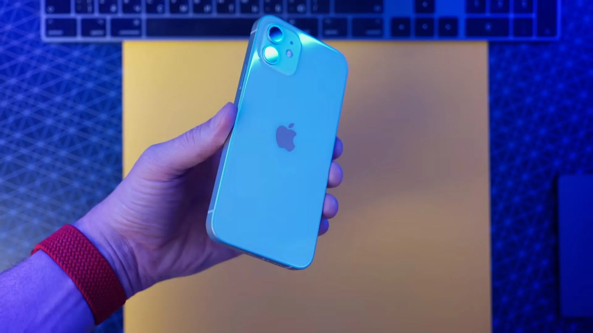 Цены на iPhone 12 радуют. Девайс подешевел до психологической отметки