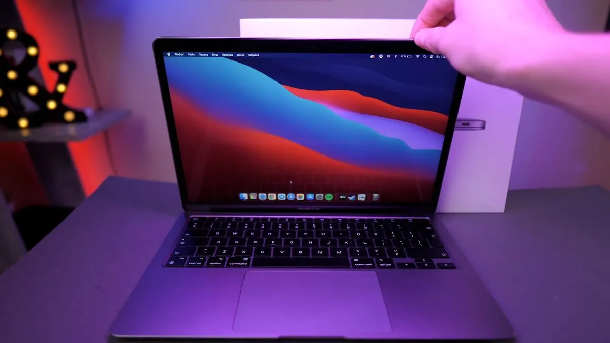 Пришло время покупать MacBook Air на M1. Ноутбук рекордно подешевел