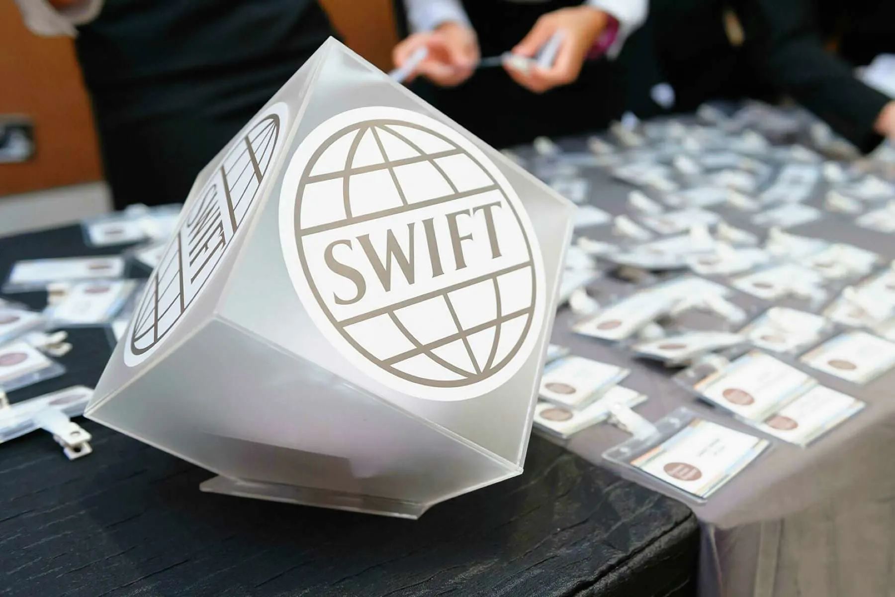Сбербанк отключат от SWIFT. В банке рассказали, как будут работать дальше