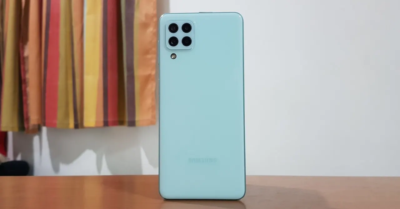 Про этот Samsung Galaxy незаслуженно забыли. Но девайс еще можно урвать по адекватной цене в России