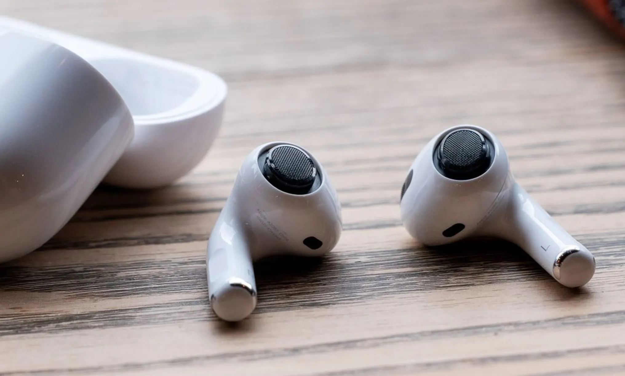 Какие AirPods купить в 2022 году? Собрали цены и скидки на беспроводные наушники Apple