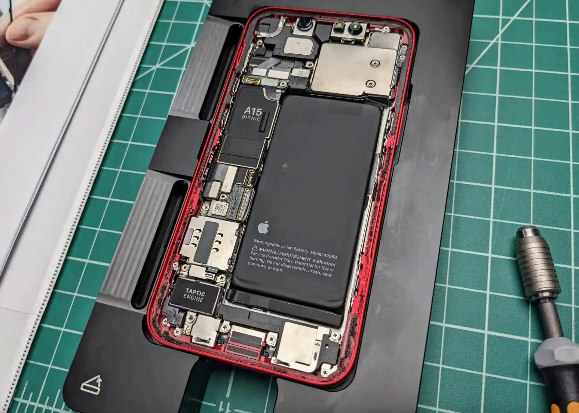 Как починить iPhone в домашних условиях? Нужны два чемодана и 1200 долларов