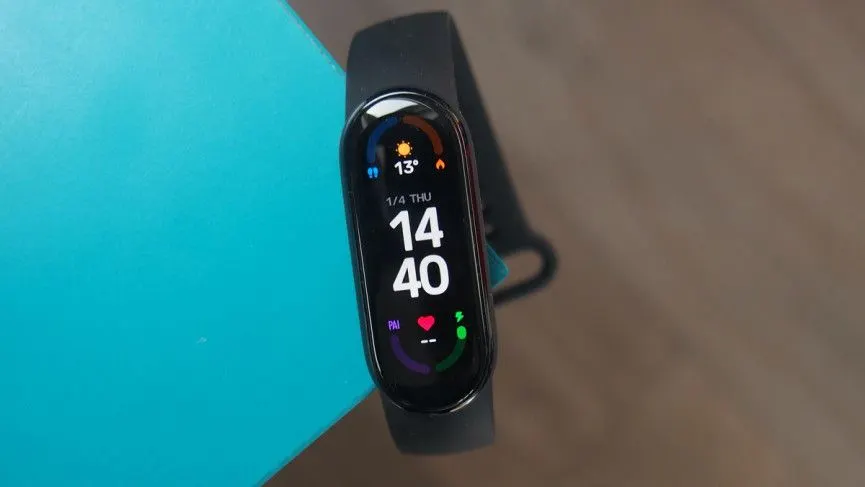 Xiaomi Mi Band 6 финально подешевел в России. Стоит ли брать его с быстрой доставкой?