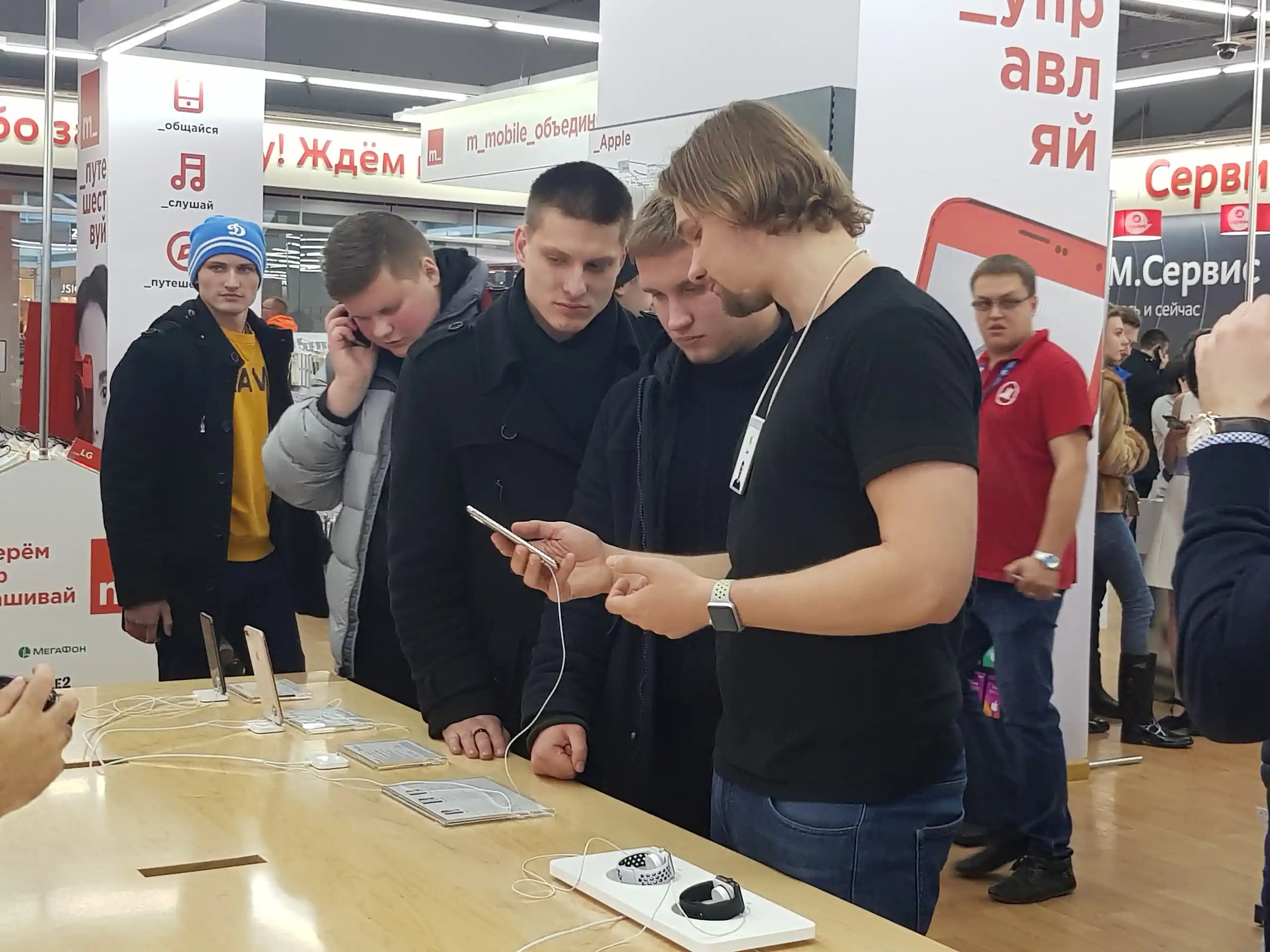 Из магазинов России исчезают бренды Dyson, Samsung и Apple. Почему не растут цены на электронику?