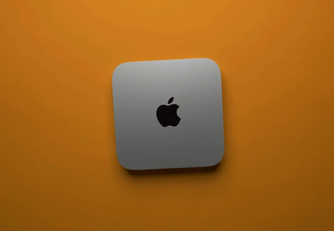Самое время брать Mac mini на M1. Крохотный компьютер подешевел