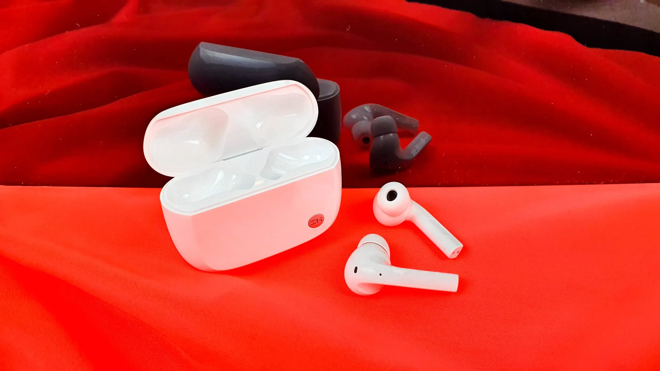 Нашли лучшую копию AirPods за 1500 рублей. У этих наушников отличный звук и бешеная автономность