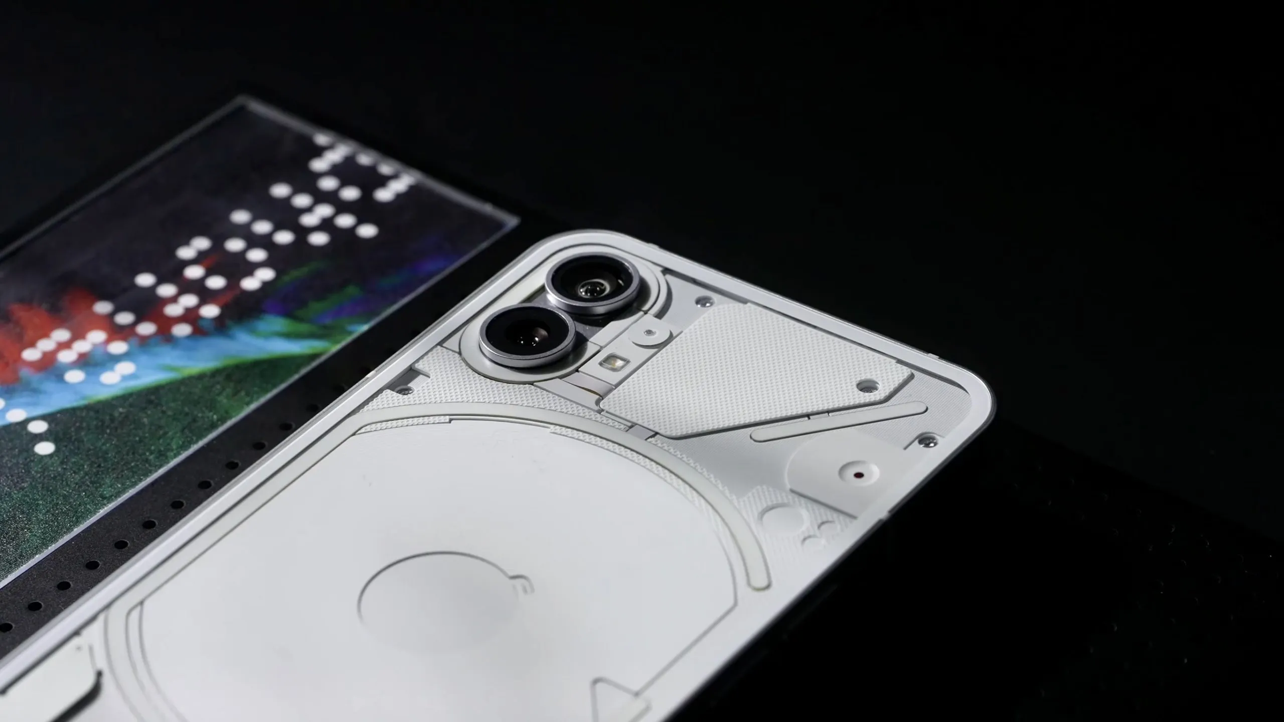 У Nothing Phone (1) уникальный дизайн. А еще очень приятная цена