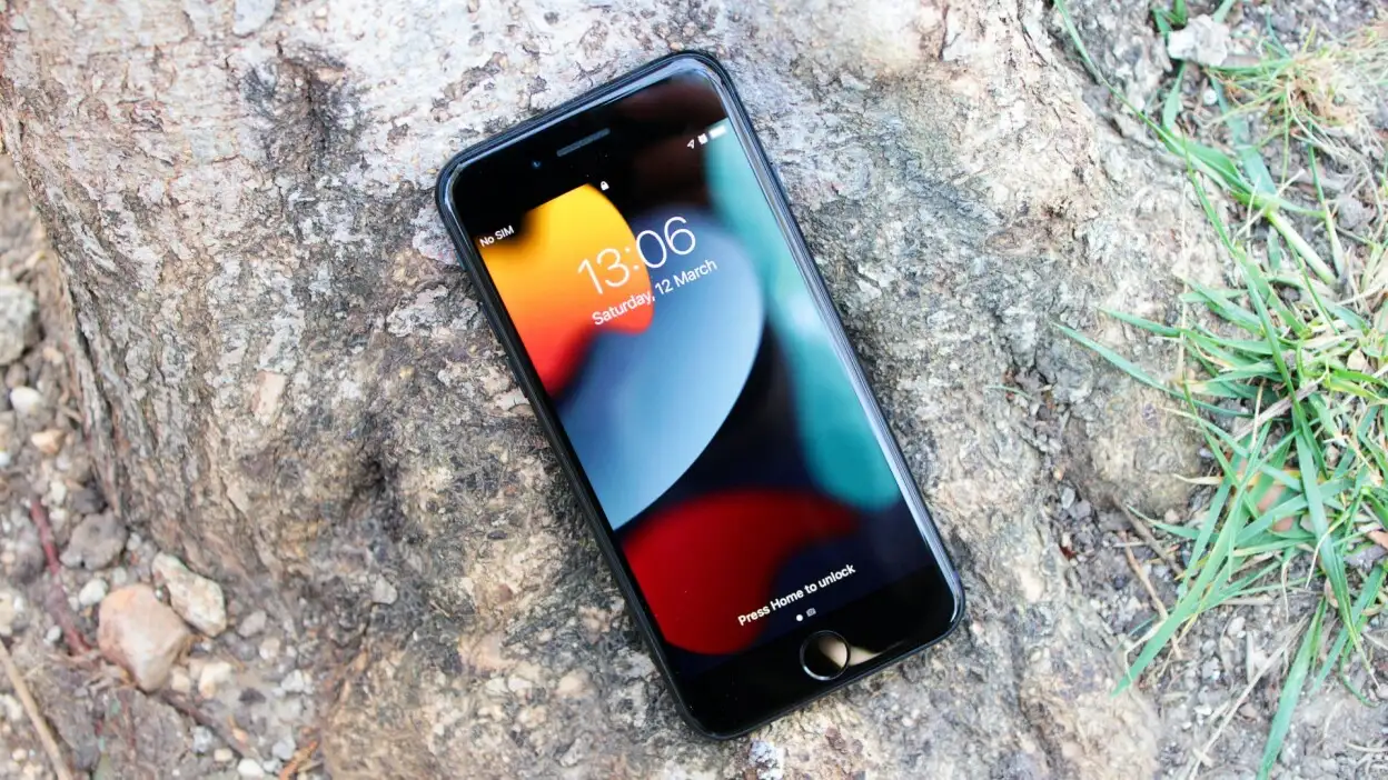 Компактный iPhone SE рухнул в цене. У него куча плюсов за свои деньги