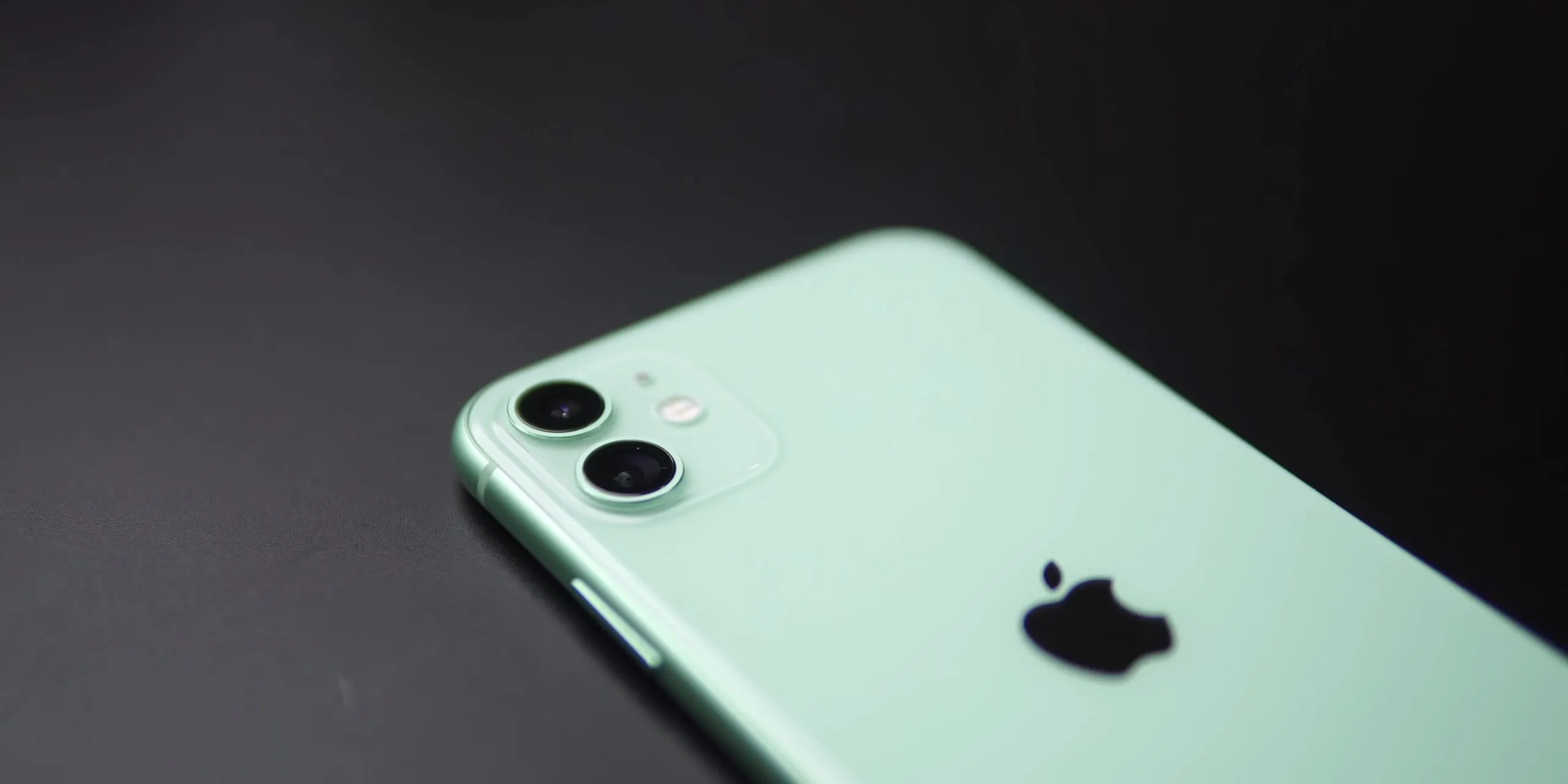 Стоит ли брать iPhone 11 в 2022 году? Его ценник резко обрушился в России