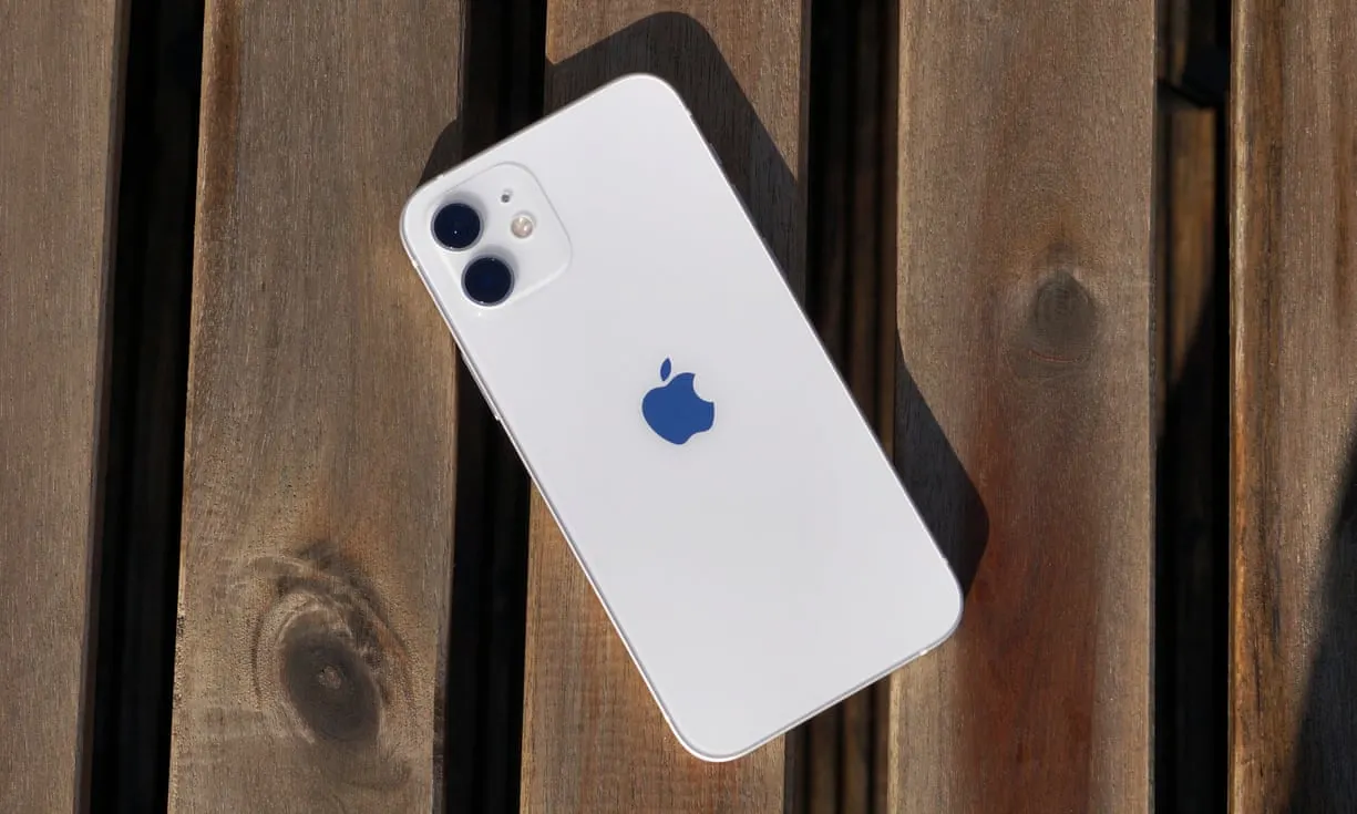 Этот iPhone — популярный, но самый бессмысленный на рынке. Почему?
