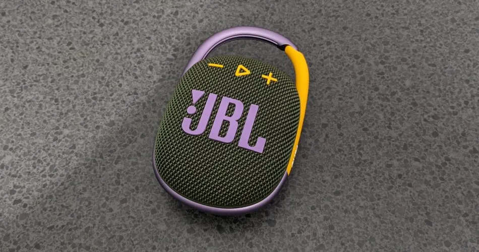 Самая крохотная колонка JBL подешевела в России. Незаменимый гаджет для путешествий и походов