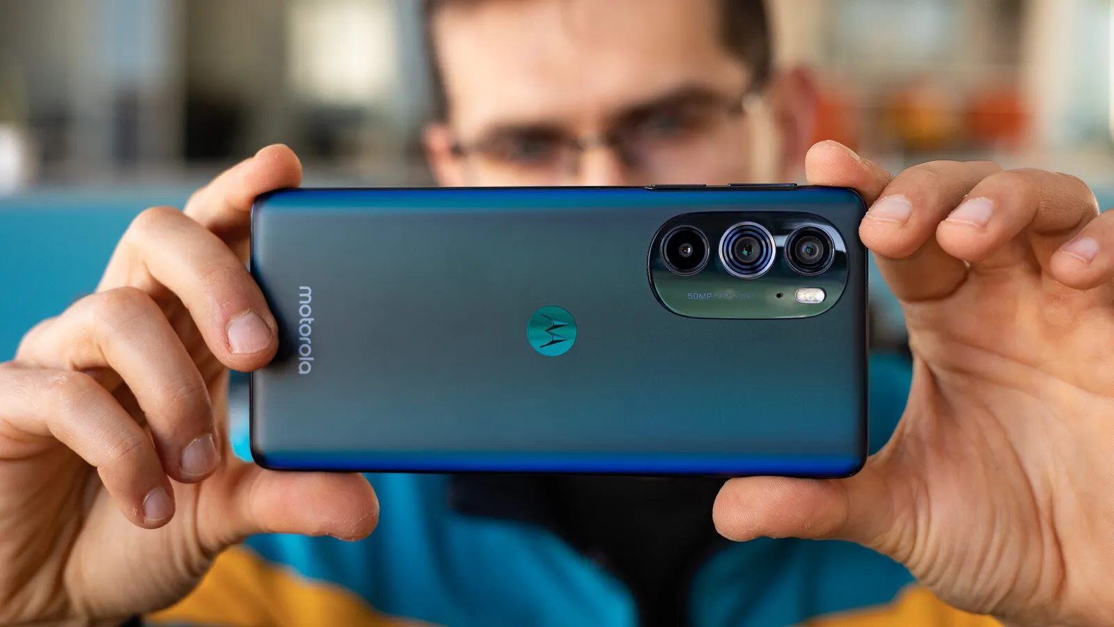 Motorola Edge 30 Pro — главный флагман для фанатов чистого Android. Девайс уже можно урвать в России