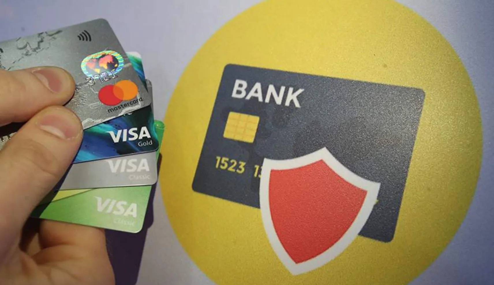 В России начали заказывать карты Mastercard и Visa из-за границы. Сколько стоит эта услуга и как всё устроено?